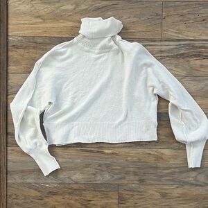 Women's White cropped Turtleneck Sweater